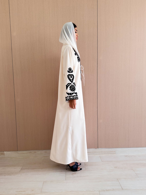 V-neck abaya with black code embroidery